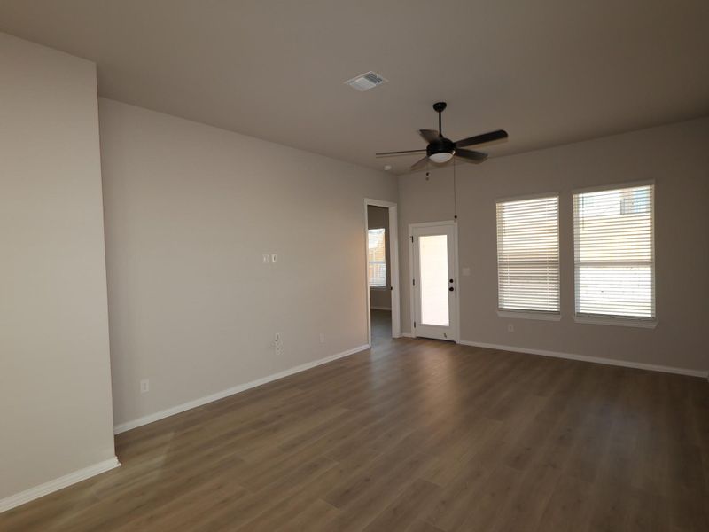 Spacious, unfurnished interior of a new home in Heritage, Dripping Springs (Image 12).