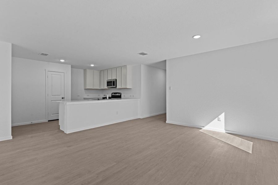 Spacious, unfurnished interior of a new home in Friendship Oaks, Fredericksburg (Image 23).