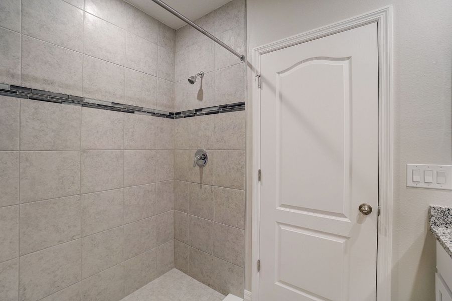 Representative interior finishes for a home built from the Oak by Maronda Homes in Coastal Communities, Edgewater (Image 13).