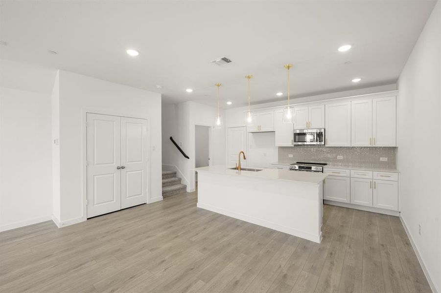 6_7625 Dakota- Dining -1