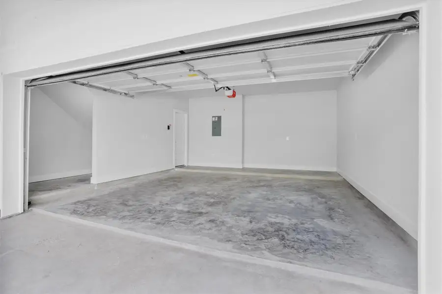 Spacious, unfurnished interior of a new home in , Houston (Image 37).