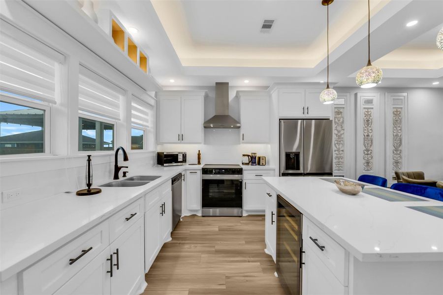 Kitchen with Island, electric range and oven Kitchen with Island, electric range and oven