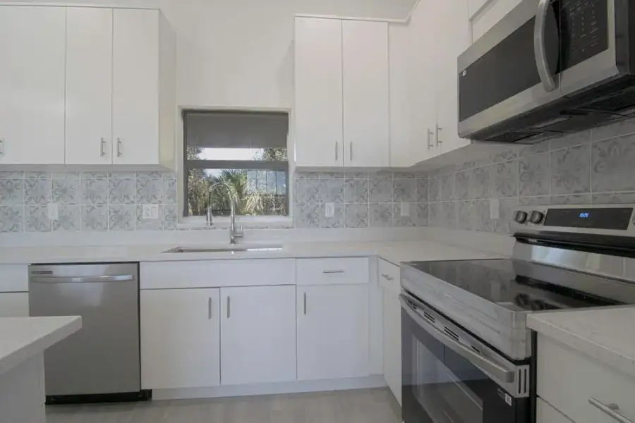 Kitchen Appliances & Cabinets