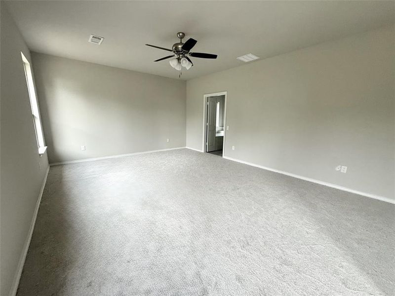 Spacious, unfurnished interior of a new home in , Gainesville (Image 10).
