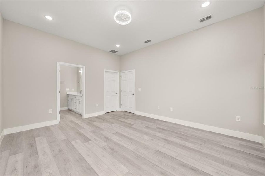 Spacious, unfurnished interior of a new home in , Sebring (Image 18).