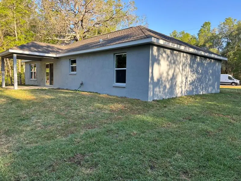 Exterior details and patio area of a home in , Dunnellon (Image 3).