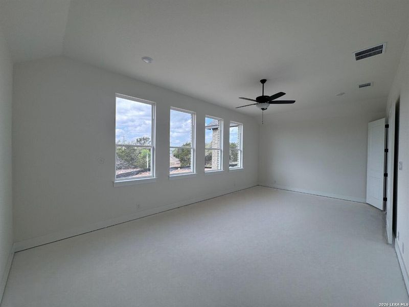 Spacious, unfurnished interior of a new home in Waldsanger, New Braunfels (Image 10).