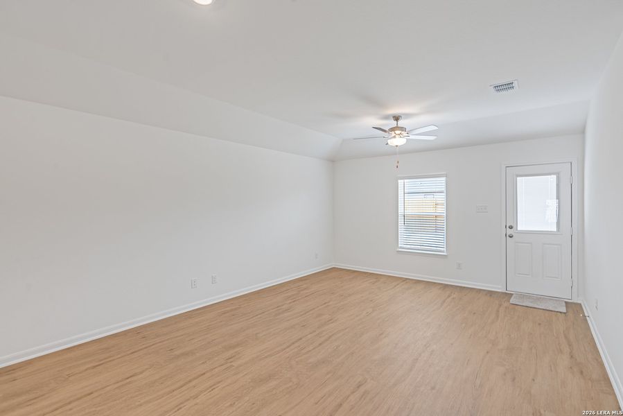 Spacious, unfurnished interior of a new home in Luckey Ranch, San Antonio (Image 17).