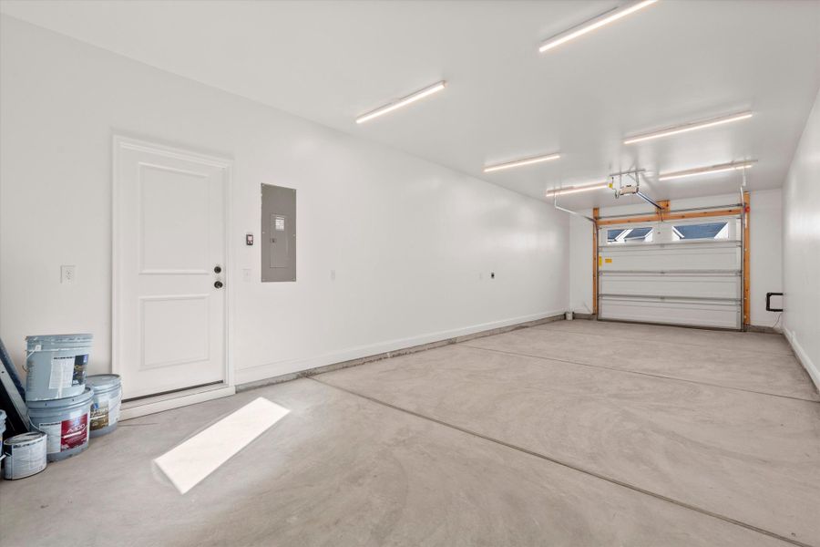 Spacious, unfurnished interior of a new home in Hayes Park, Johns Island (Image 15).