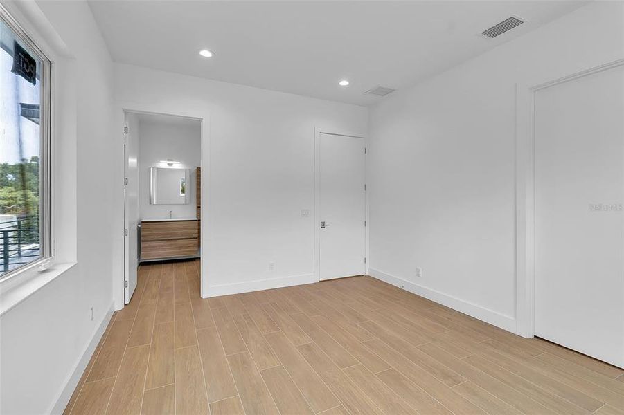 Spacious, unfurnished interior of a new home in , Sarasota (Image 24).