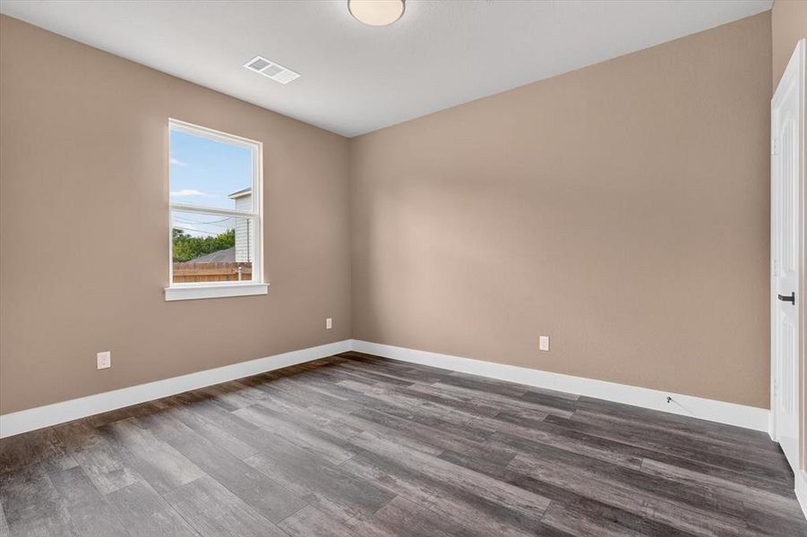 Spacious, unfurnished interior of a new home in , Waxahachie (Image 12).