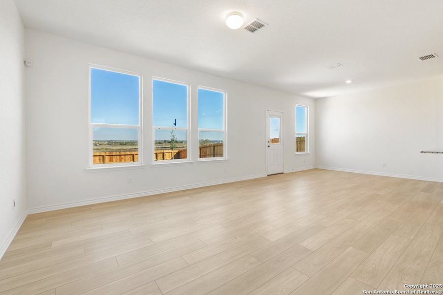 Spacious, unfurnished interior of a new home in Punta Verde, Converse (Image 6).