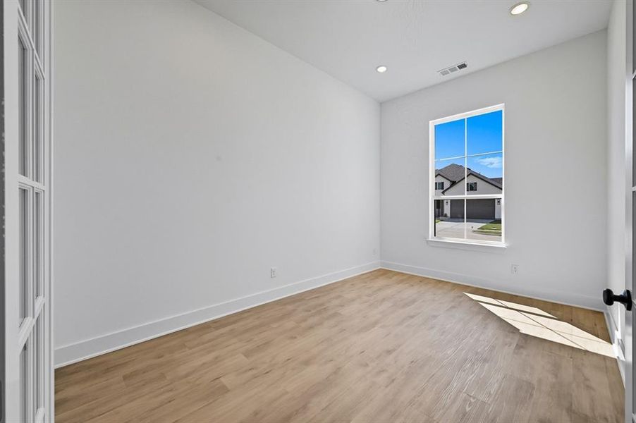 Spacious, unfurnished interior of a new home in Ridge Crossing, Waxahachie (Image 15). Spacious, unfurnished interior of a new home in Ridge Crossing, Waxahachie (Image 15).