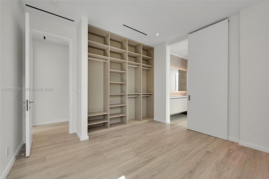 Spacious, unfurnished interior of a new home in , Miami (Image 43).
