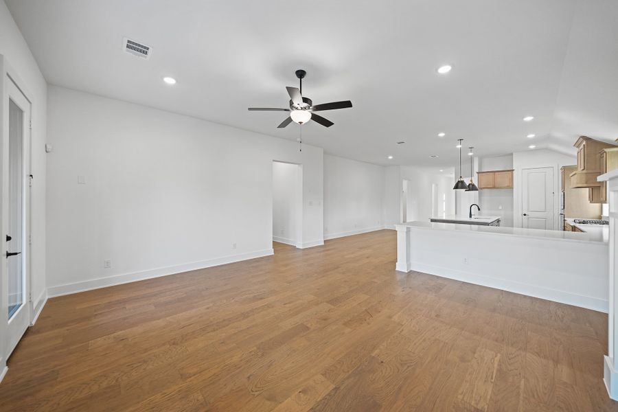Spacious, unfurnished interior of a new home in Edgewater, Fate (Image 33).