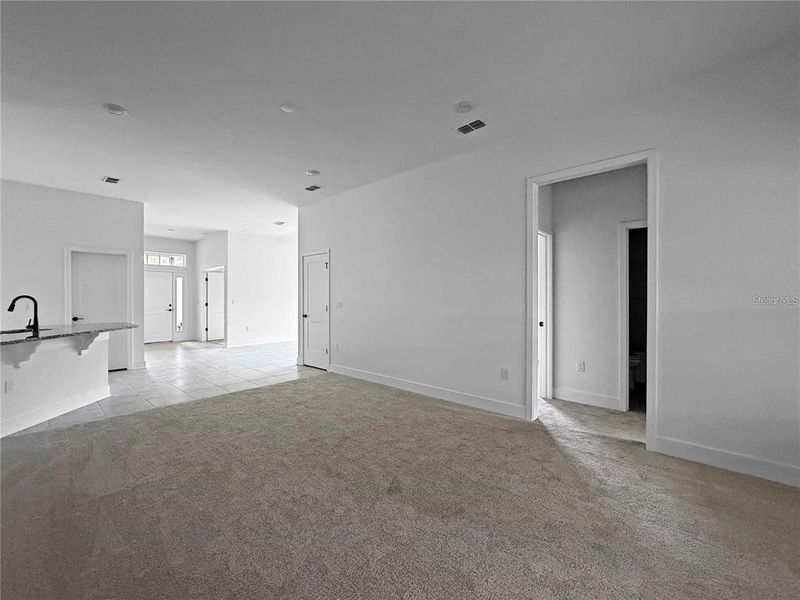 Spacious, unfurnished interior of a new home in Arbor Park, Leesburg (Image 8).