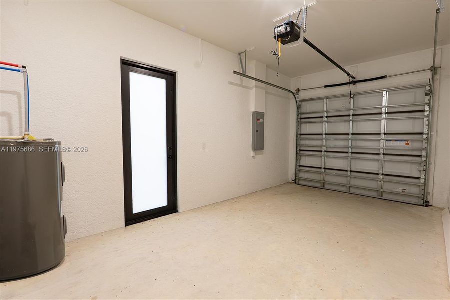 Spacious, unfurnished interior of a new home in , Lehigh Acres (Image 18).