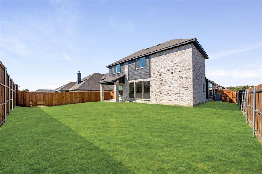 Exterior details and patio area of a home in Sunset Ridge, Alvarado (Image 3).