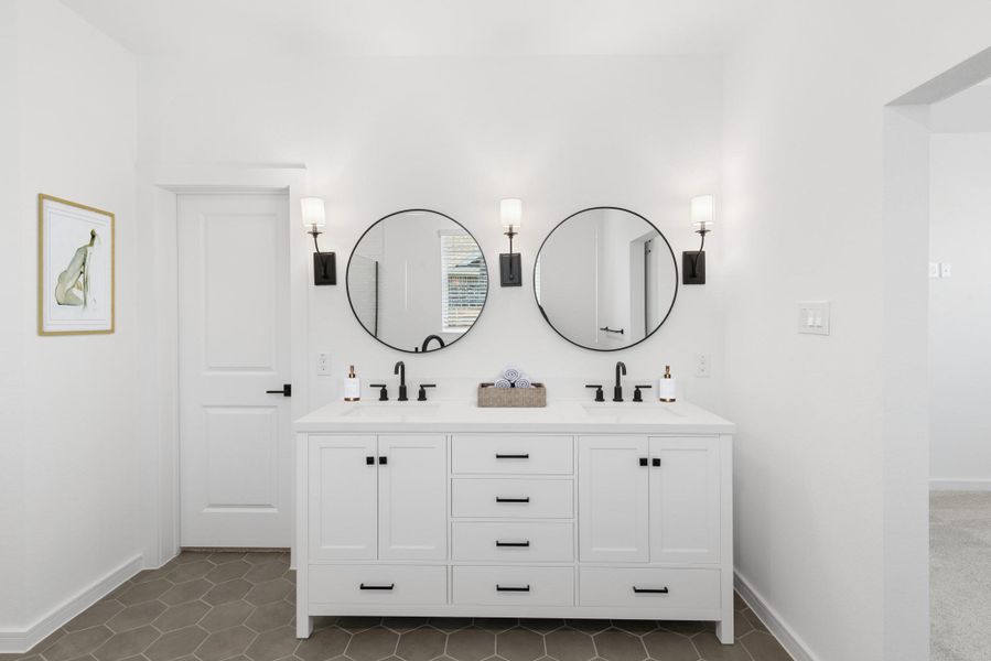 Freestanding vanity with dual sinks