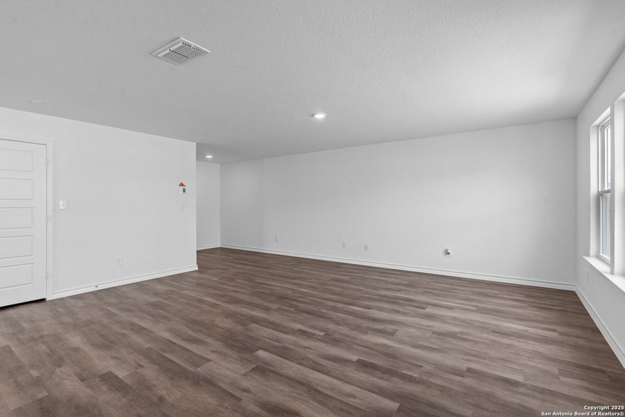 Spacious, unfurnished interior of a new home in Cinco Lakes, San Antonio (Image 15).