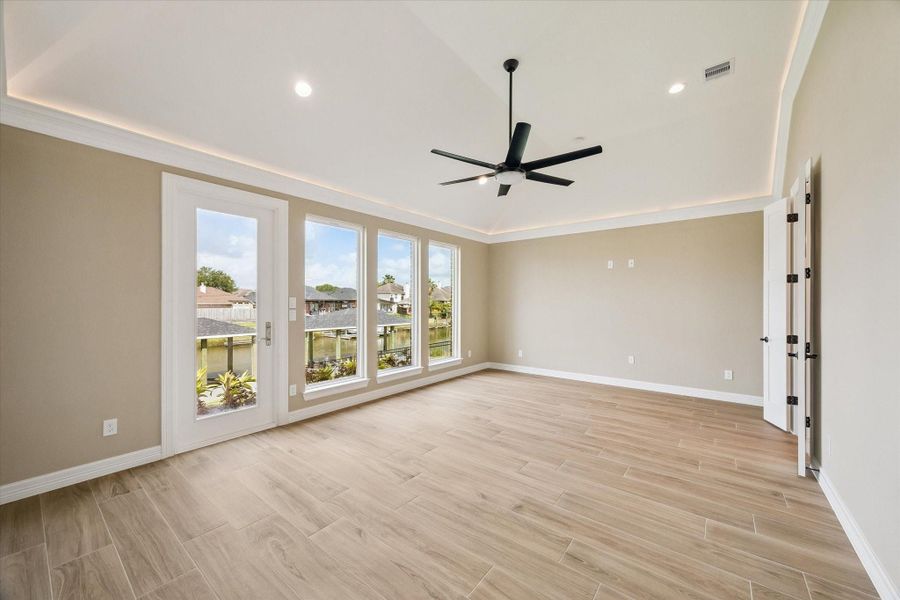 Spacious, unfurnished interior of a new home in , Kemah (Image 31).