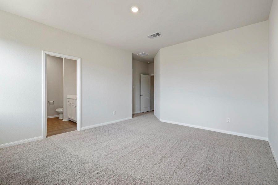 Spacious, unfurnished interior of a new home in Canterra Creek, Iowa Colony (Image 11).