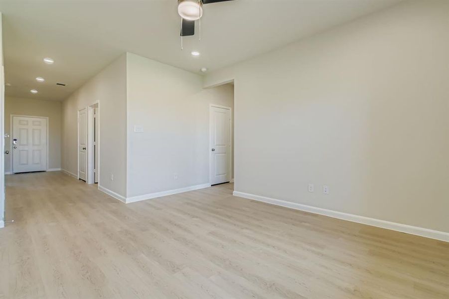 Spacious, unfurnished interior of a new home in Sperling Farms, Ferris (Image 6).