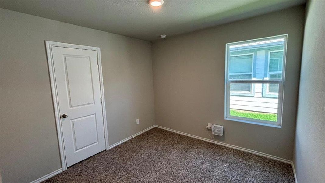 Spacious, unfurnished interior of a new home in Hickory Grove, Krum (Image 9).