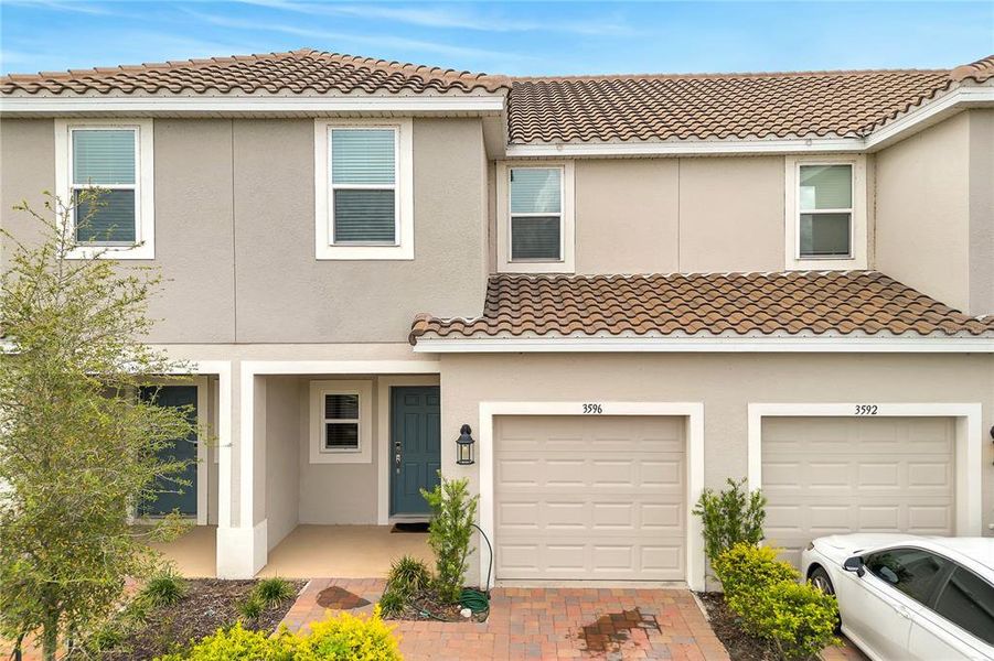 Exterior details and patio area of a home in , Kissimmee (Image 2).