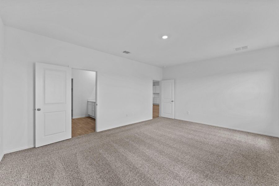 Spacious, unfurnished interior of a new home in Durango, Mustang Ridge (Image 26).