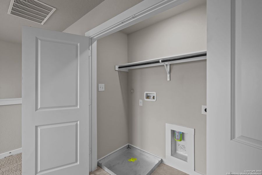 Spacious, unfurnished interior of a new home in Garden Grove, Schertz (Image 26).