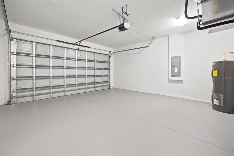Spacious, unfurnished interior of a new home in , Dunnellon (Image 27).