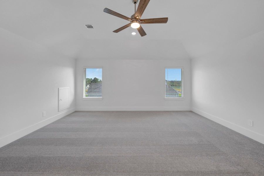 Spacious, unfurnished interior of a new home in Lone Star Landing, Montgomery (Image 39).