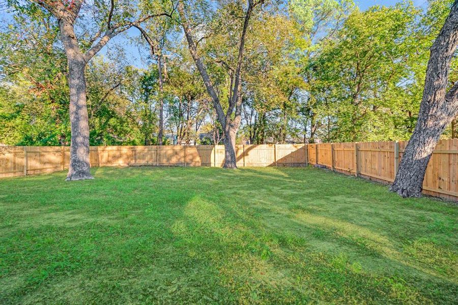Exterior details and patio area of a home in , Paris (Image 17).