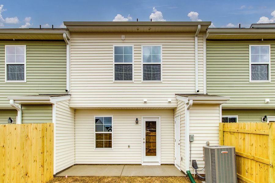 Exterior details and patio area of a home in Astoria, Columbia (Image 19).
