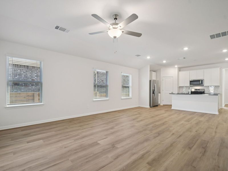 Spacious, unfurnished interior of a new home in Flora, Hutto (Image 5).
