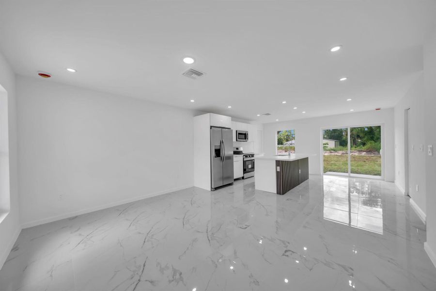 Spacious, unfurnished interior of a new home in , Lehigh Acres (Image 12).