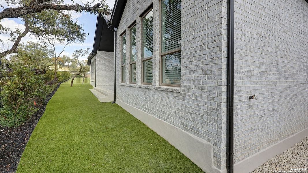 Exterior details and patio area of a home in The Dominion 70', San Antonio (Image 21).