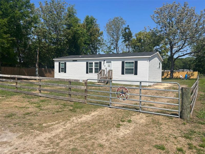 Exterior details and patio area of a home in , Fruitland Park (Image 1). Exterior details and patio area of a home in , Fruitland Park (Image 1).