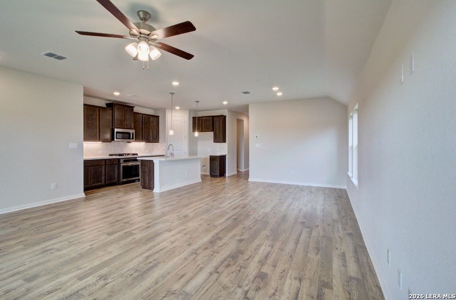 Spacious, unfurnished interior of a new home in Stream Waters, Seguin (Image 15).