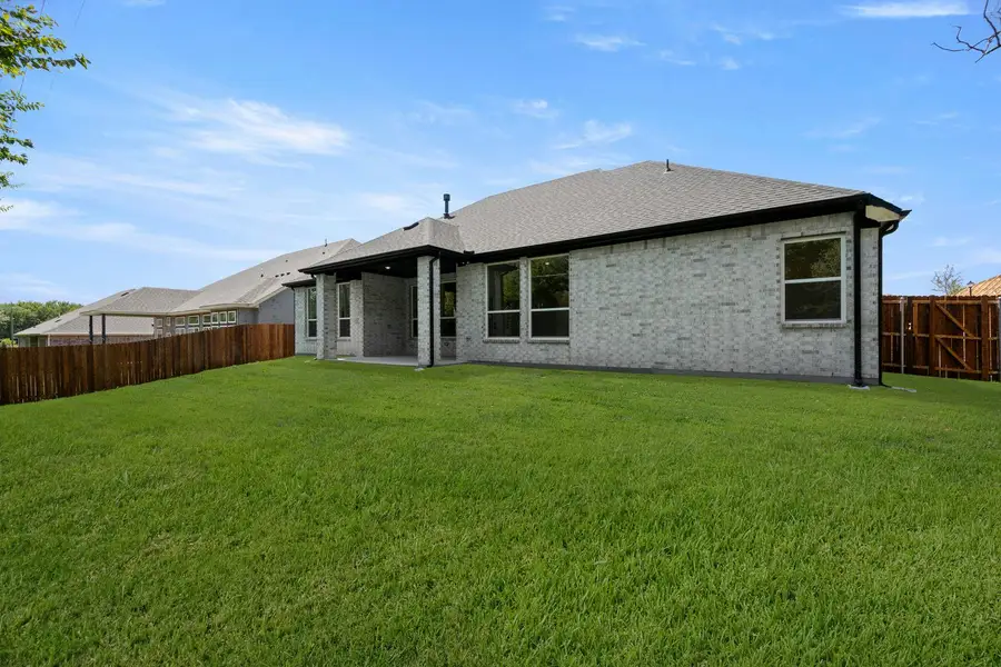 Exterior details and patio area of a home in Kentsdale Farms, DeSoto (Image 22).