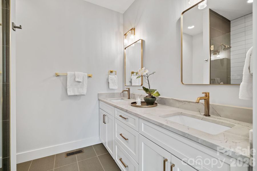 Dual Sinks in the Primary Suite Dual Sinks in the Primary Suite