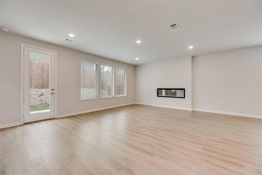 Spacious, unfurnished interior of a new home in Villages of Hurricane Creek, Anna (Image 25).