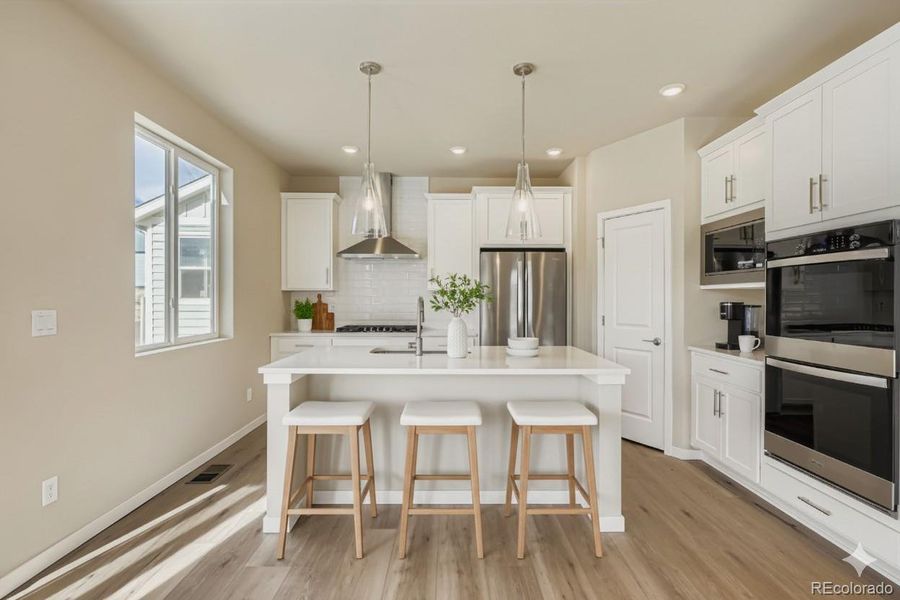 GOURMET KITCHEN - STAGED