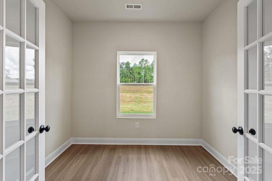 Spacious, unfurnished interior of a new home in Ascot Woods, Charlotte (Image 9).