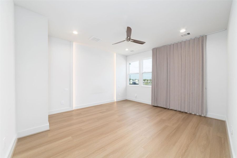 Spacious, unfurnished interior of a new home in Alicante, Houston (Image 32).