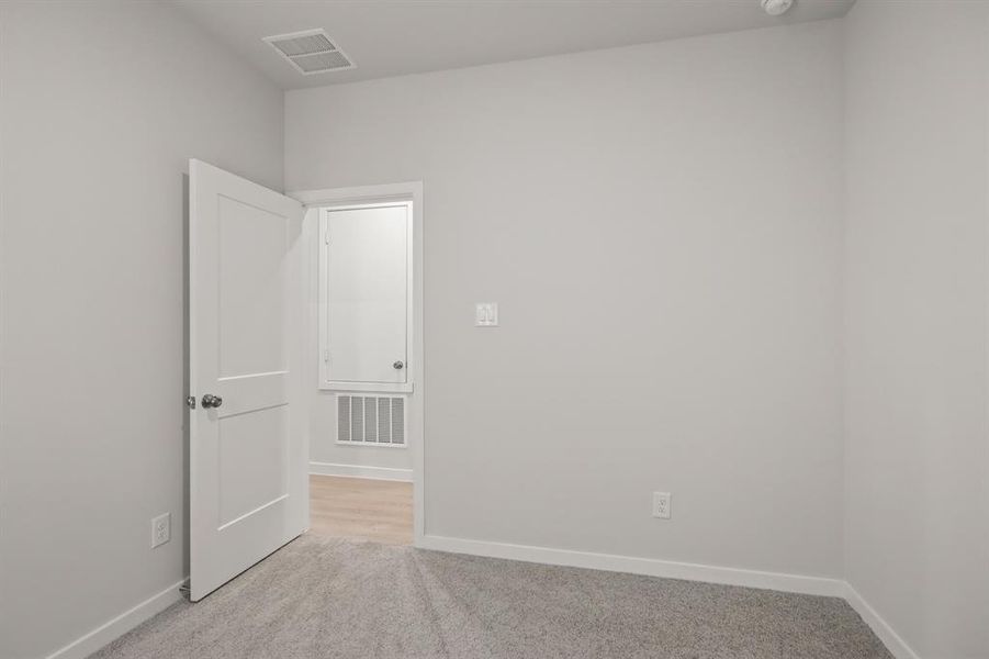 Spacious, unfurnished interior of a new home in Sherwood Glen, Conroe (Image 6).
