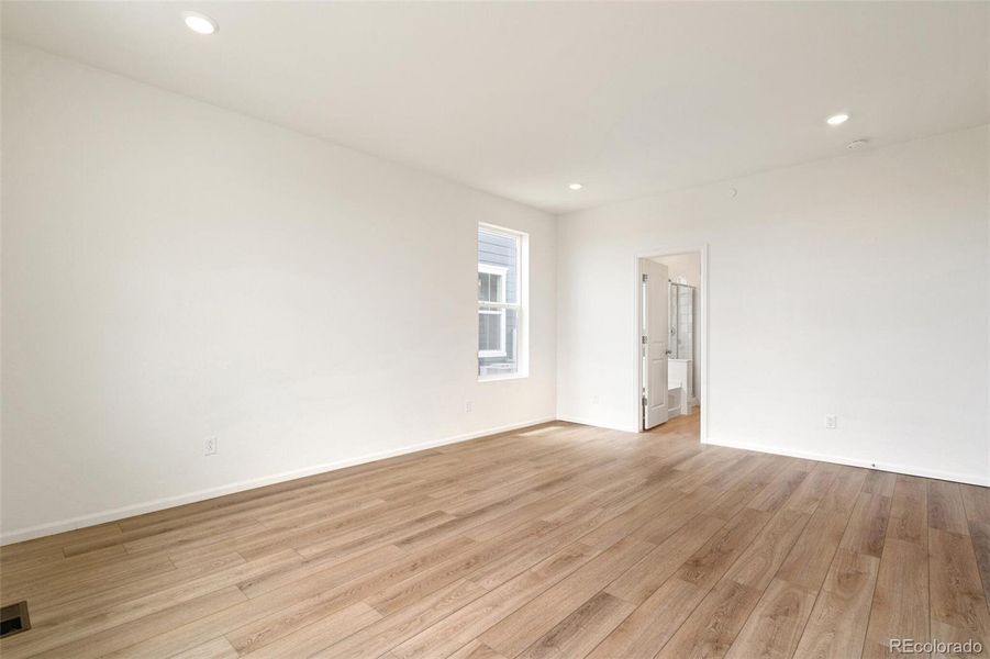 Spacious, unfurnished interior of a new home in Turnberry, Commerce City (Image 16).