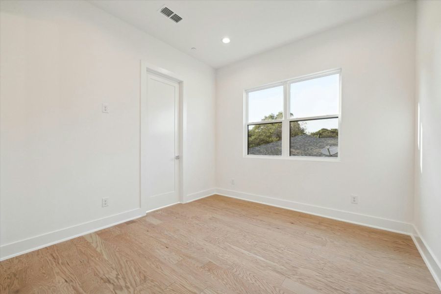 Spacious, unfurnished interior of a new home in , Bellaire (Image 20).