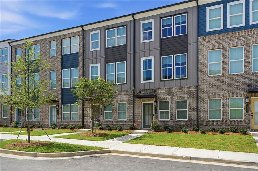 Condo located in Atlanta, GA showcasing its design and architecture (Image 4).